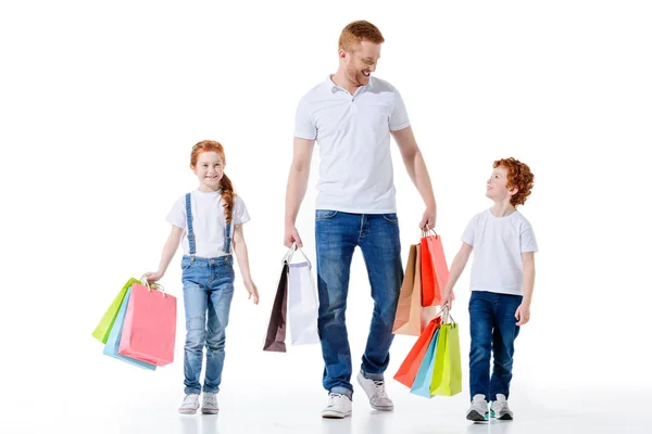 Отец с детьми ходить по магазинам вместе — стоковое фото