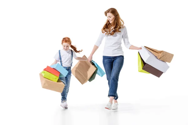 Moeder en dochter met shopping tassen — Stockfoto