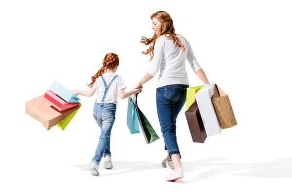 Мать и дочь с сумками для покупок
