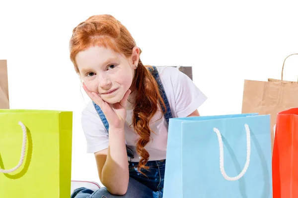 Niño con coloridas bolsas de compras — Foto de stock gratis