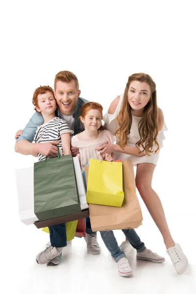 Famille heureuse avec des sacs à provisions — Photo