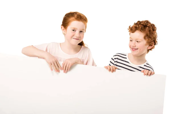 Redhead sourozenci s nákupní vozík — Stock fotografie