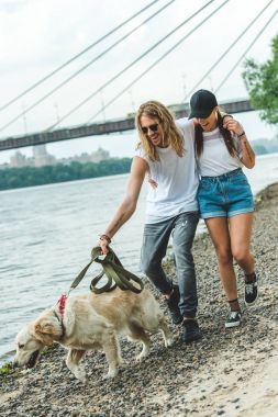Köpekle yürüyüşe Çift