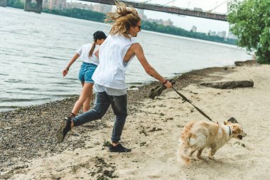 Köpekle yürüyüşe Çift