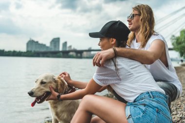Köpekle yürüyüşe Çift