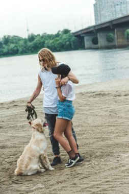 Köpekle yürüyüşe Çift