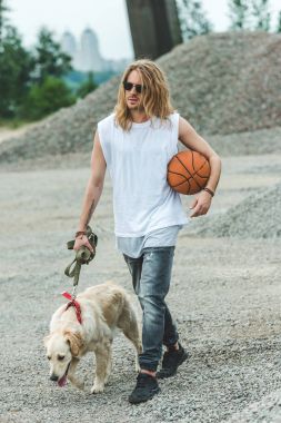 Köpekli bir adam.