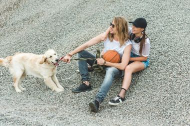 genç bir çift ile köpek