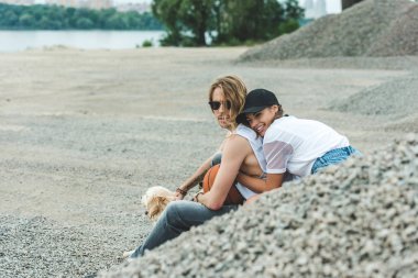 genç bir çift ile köpek