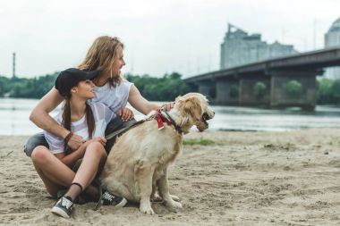 genç bir çift ile köpek