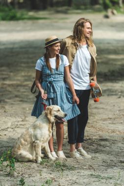 genç bir çift ile köpek