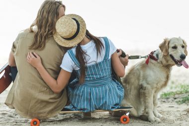 köpek sahilde Çift