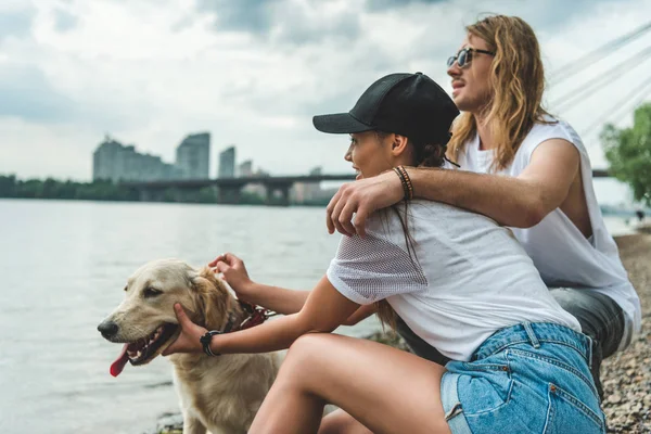 Par på promenad med hund — Stockfoto