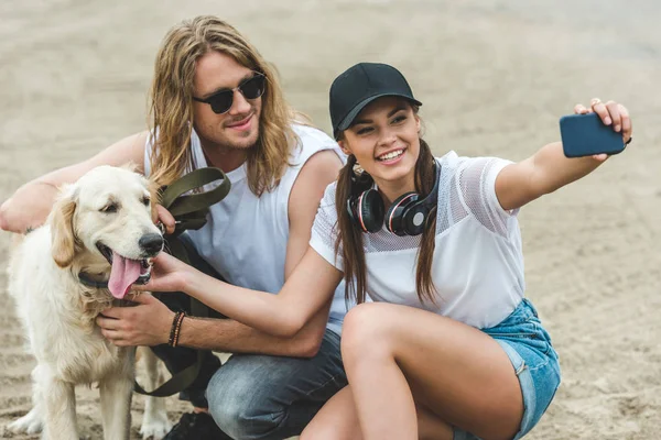 Echtpaar met hond nemen selfie — Stockfoto