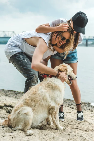 Mladý pár se psem — Stock fotografie