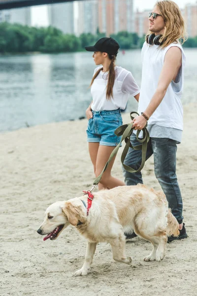 Par på promenad med hund — Stockfoto
