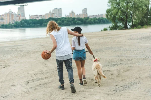 Giovane coppia con cane — Foto Stock