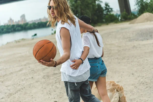 Junges Paar geht mit Hund spazieren — Stockfoto