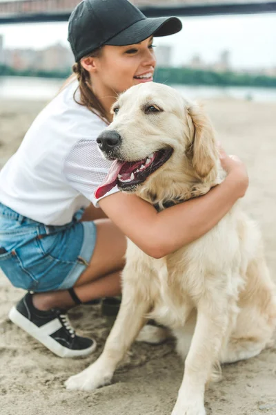 Mulher com cão na praia — Fotografia de Stock