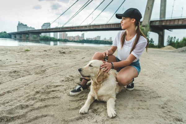 Nő kutyával a strandon — Stock Fotó