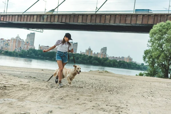 Donna con cane sulla spiaggia — Foto Stock