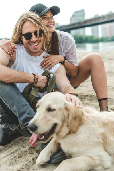 Ungt par med hund — Stockfoto