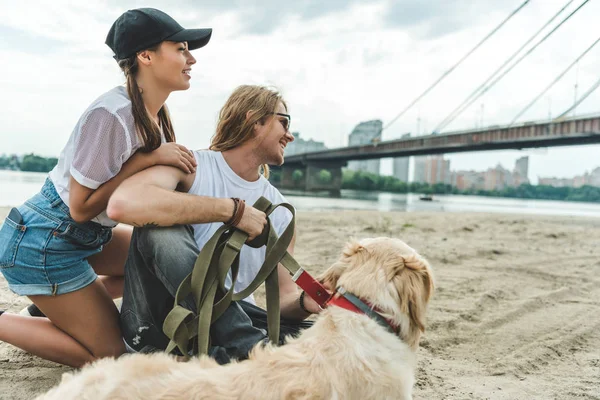 Jovem casal com cão — Fotografia de Stock