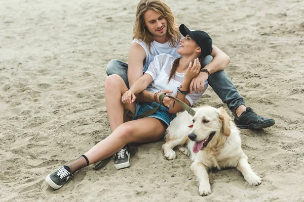 Jeune couple avec chien — Photo