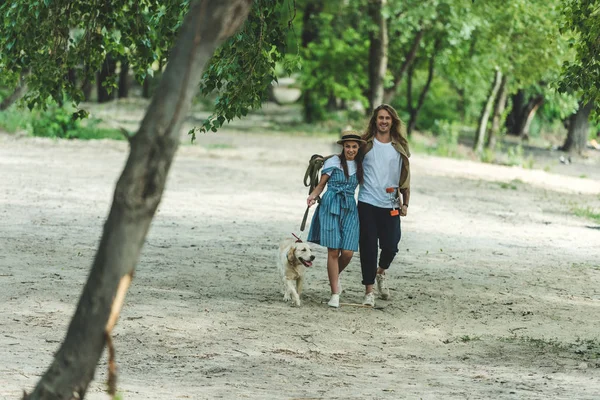 Unga par på promenad med hund — Stockfoto