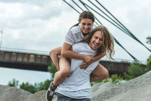 Vrouw meeliften op vriendje — Stockfoto