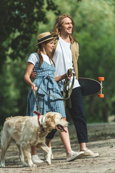 Coppia passeggio con cane — Foto Stock