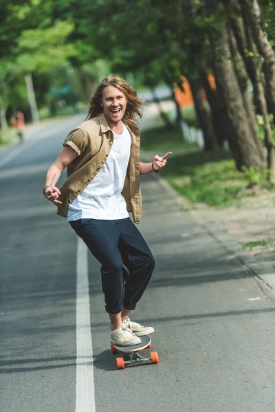 Uomo a cavallo su skateboard — Foto Stock