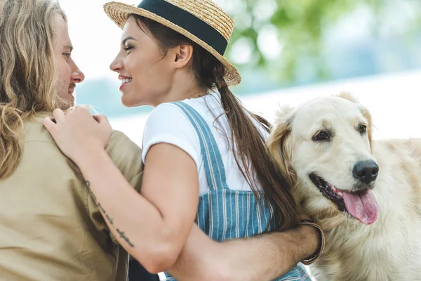 Pasangan dengan anjing — Stok Foto