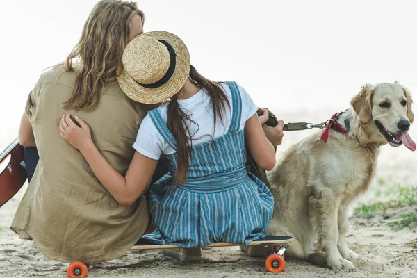 Пара з собакою на пляжі — стокове фото