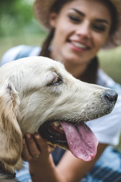 Wanita dengan anjing cantik — Stok Foto