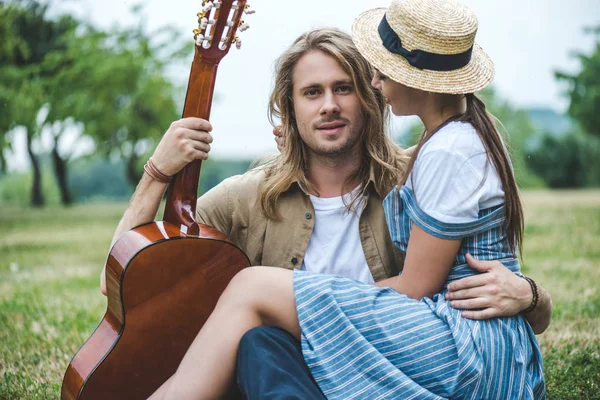 Paar mit Gitarre im Park — Stockfoto