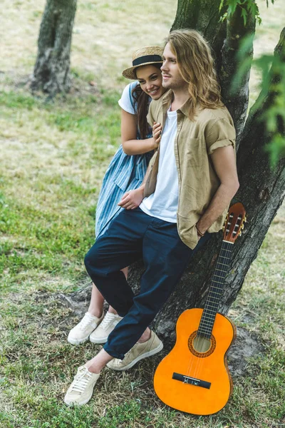 Par med gitarr i park — Stockfoto