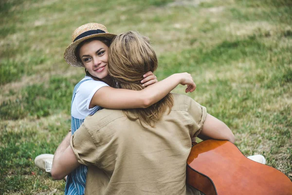 Pareja con guitarra en el parque — Foto de Stock