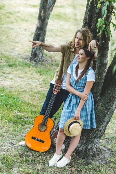 Couple with guitar in park — Stock Photo, Image