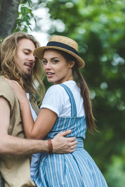 Jeune couple dans le parc — Photo