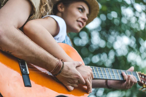 Пара с гитарой в парке — стоковое фото