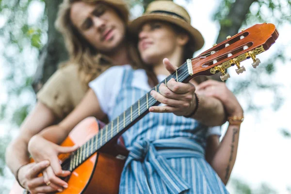 Couple with guitar in park — Stock Photo, Image