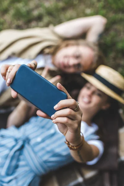 Koppel nemen selfie in park — Stockfoto