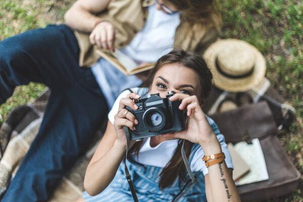 Женщина фотографирует