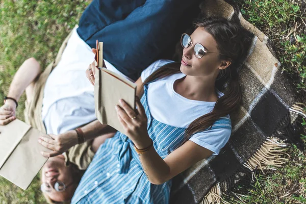 Couple de lecture de livres dans le parc — Photo