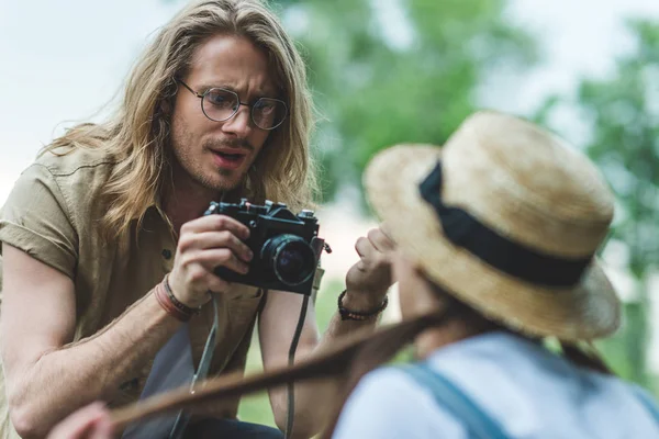 Man tar foto av kvinna — Stock fotografie