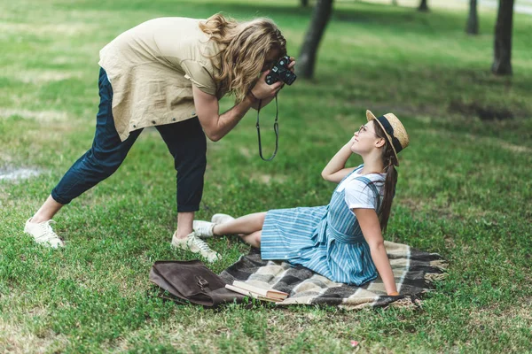 Man taking photo of woman — Stock Photo, Image