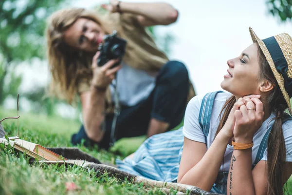 Man taking photo of woman — Free Stock Photo