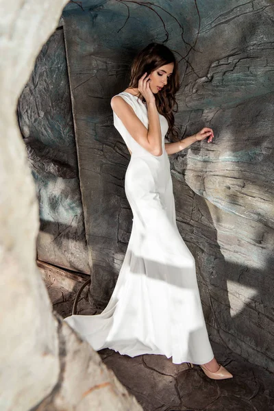 Mujer en vestido blanco —  Fotos de Stock