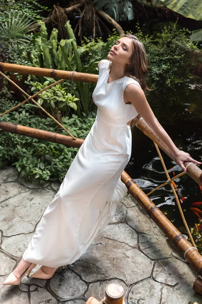 Tropikal orangery içinde çekici kadın — Stok fotoğraf